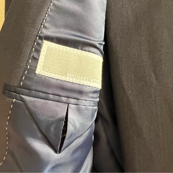 Boys Michael Kors 2 piece Suit (with tie) - Picture 5 of 7